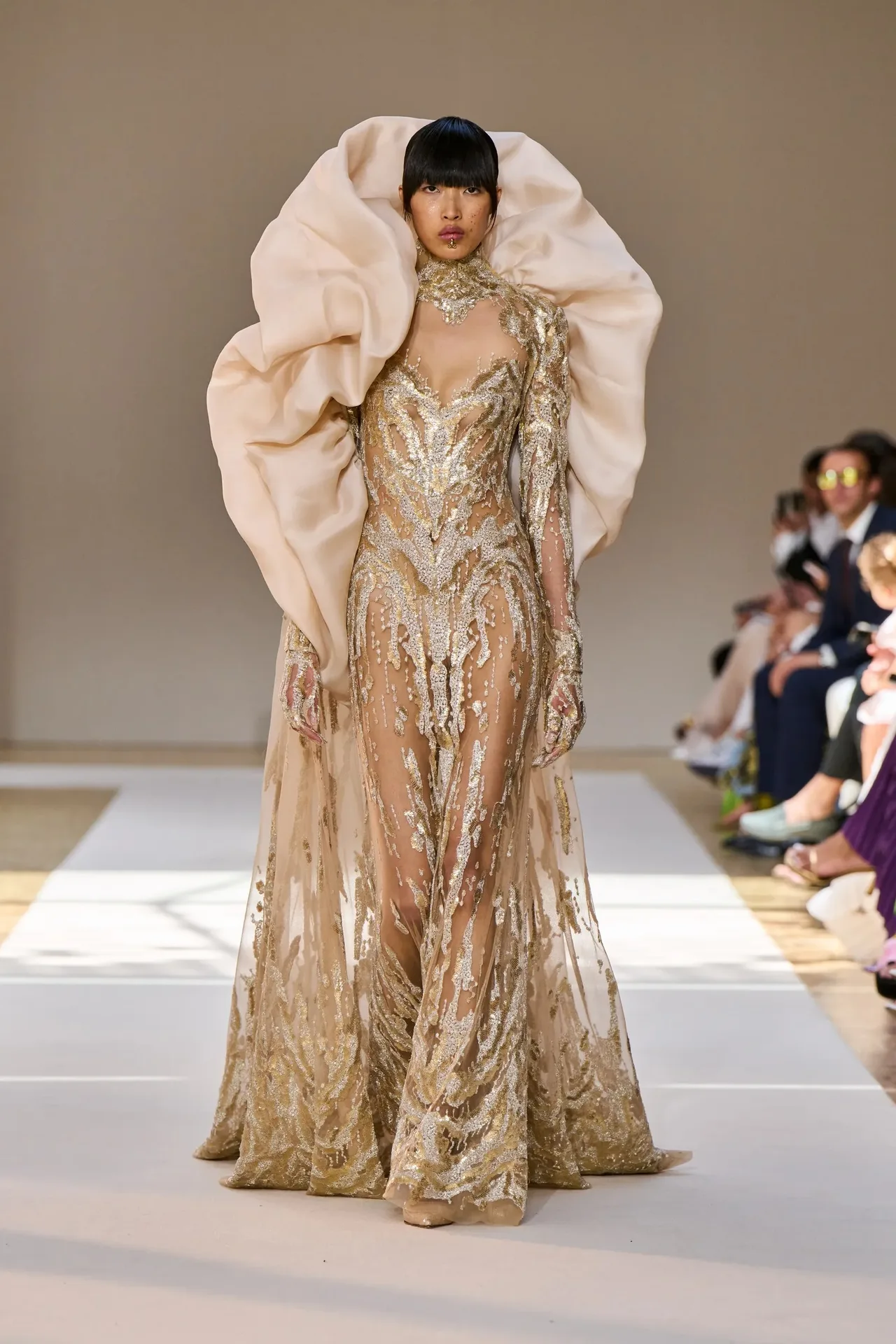 dahan phương oanh diễn Elie Saab Haute Couture Thu Đông 2022