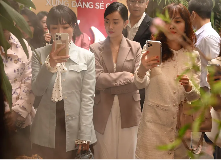 elle love and share khách mời lắng nghe