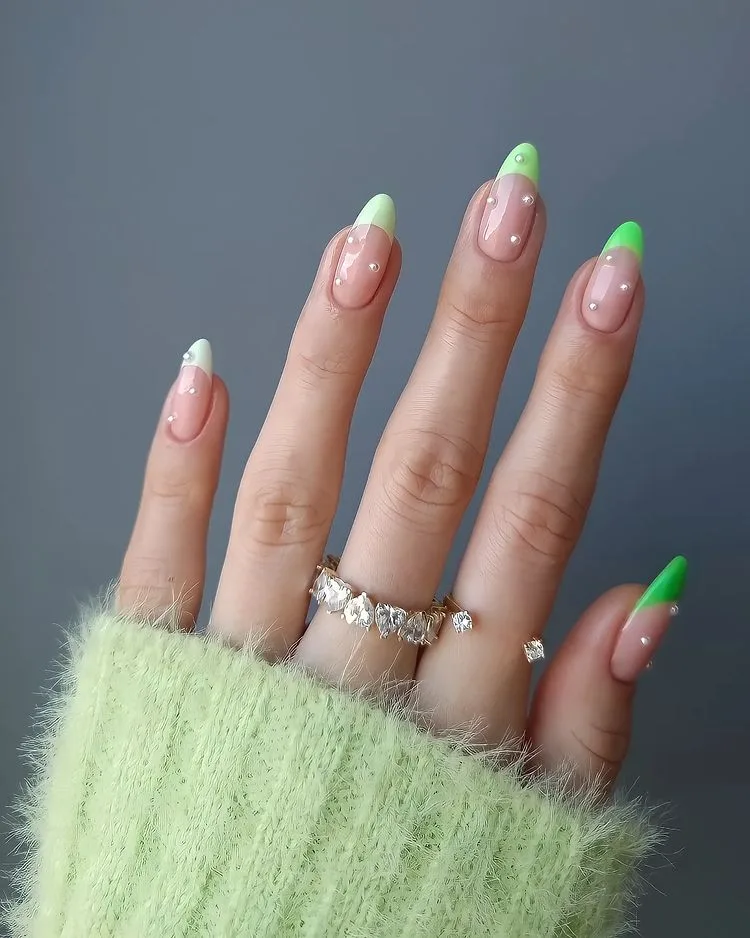 Biến tấu nail Pháp theo hướng trẻ trung hơn Biến tấu nail Pháp theo hướng trẻ trung hơn