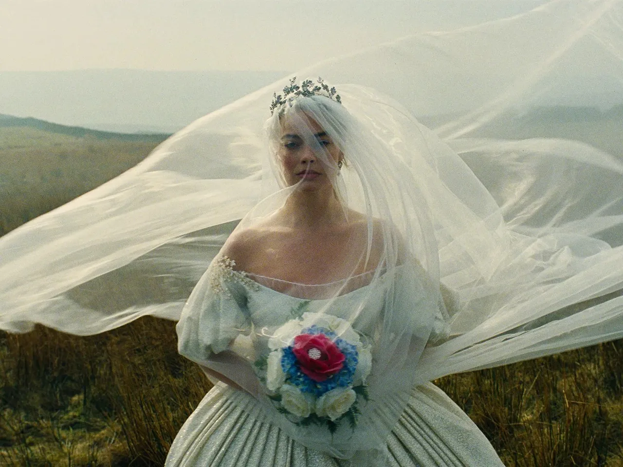 Margot Robbie trong vai Catherine Earnshaw phim Đồi gió hú