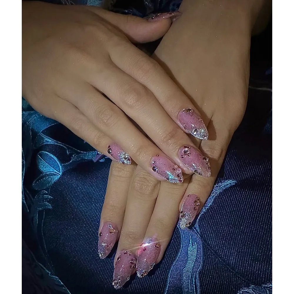 Bộ nail của Lisa khi dự thảm đỏ Emmy Awards 2025