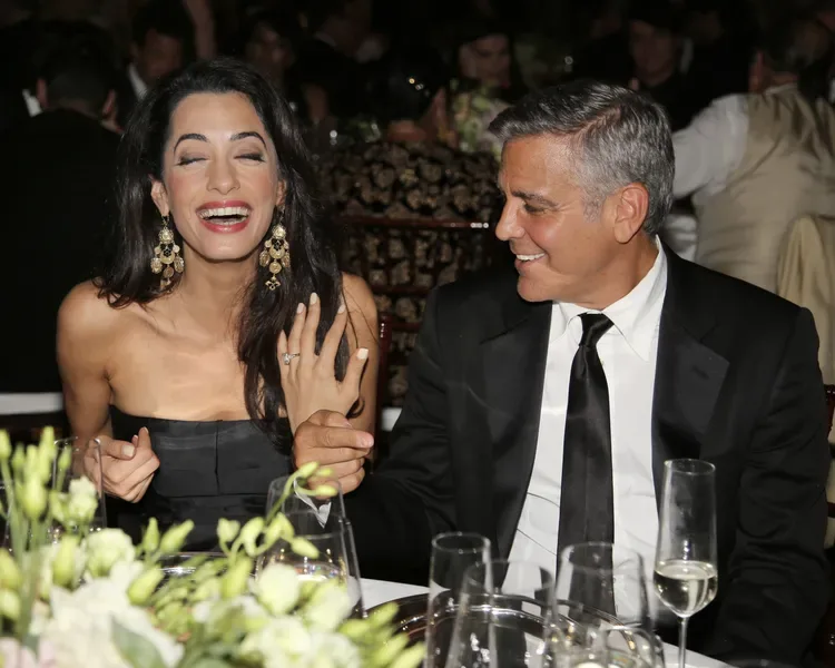 Amal Clooney cùng chiếc nhẫn emerald cut – minh chứng cho sức sống bền vững của phom dáng cổ điển khi được đặt trong bối cảnh hiện đại.