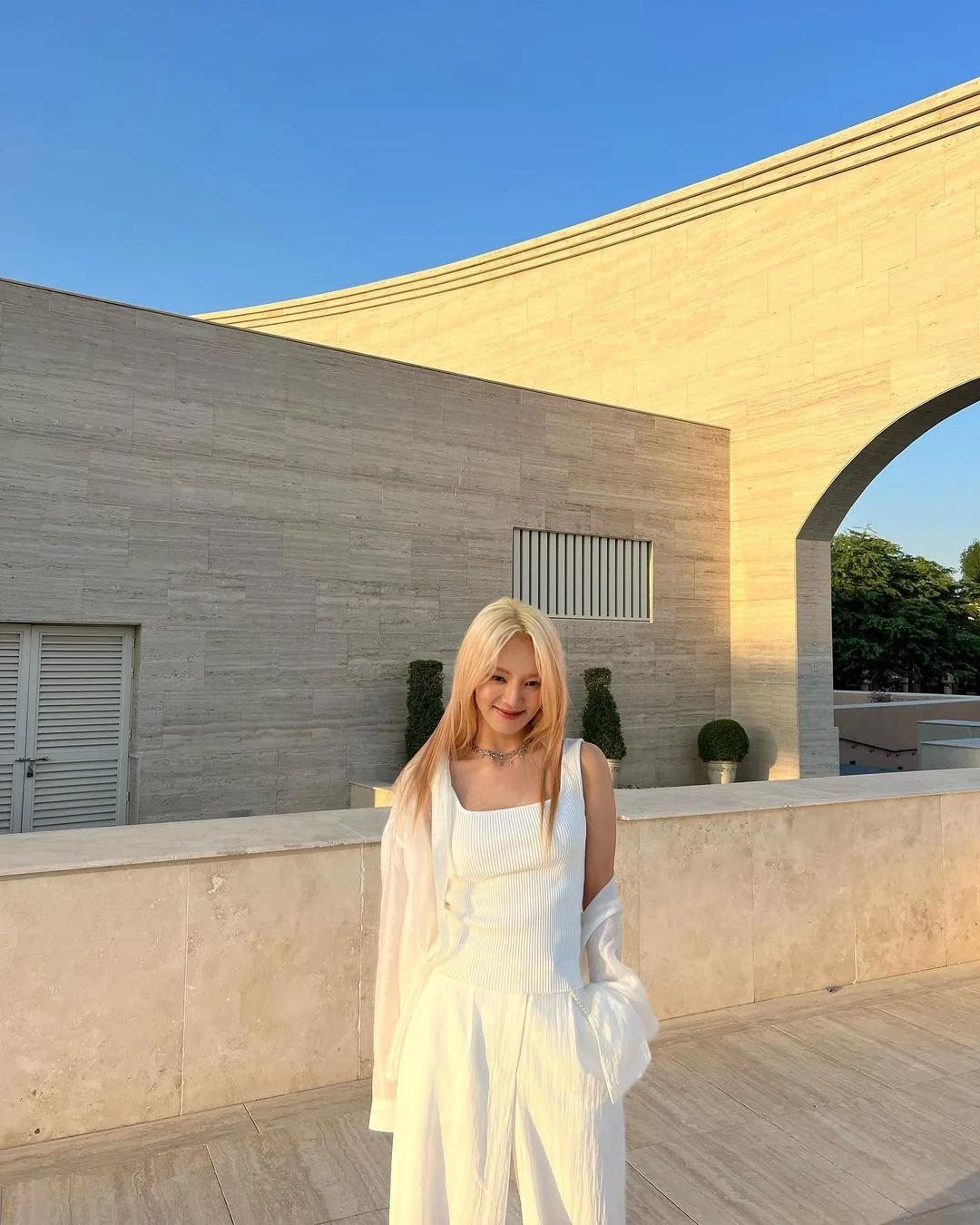 hyoyeon diện áo sơ mi trắng