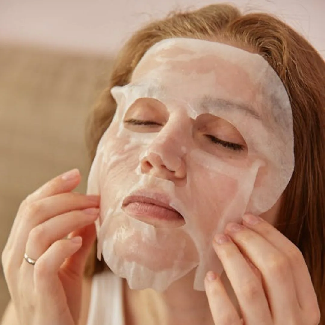 cô gái đang đắp mặt nạ để chăm sóc da mùa Đông