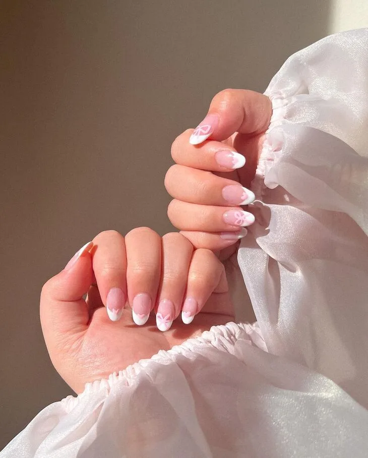 Mẫu nail coquette kiểu Pháp đơn giản nhưng rất nữ tính. Ảnh: Instagram@ molliedaniela. Mẫu nail coquette kiểu Pháp đơn giản nhưng rất nữ tính. Ảnh: Instagram@ molliedaniela.