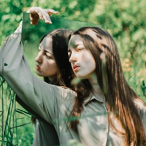 Thumb cô gái tóc nâu dài ôm gương soi trong rừng cần giữ ranh giới lành mạnh trong tình cảm