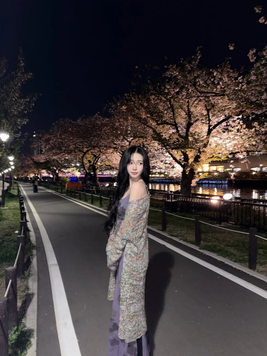 Karina diện chiếc váy slip dáng dài màu tím đậm