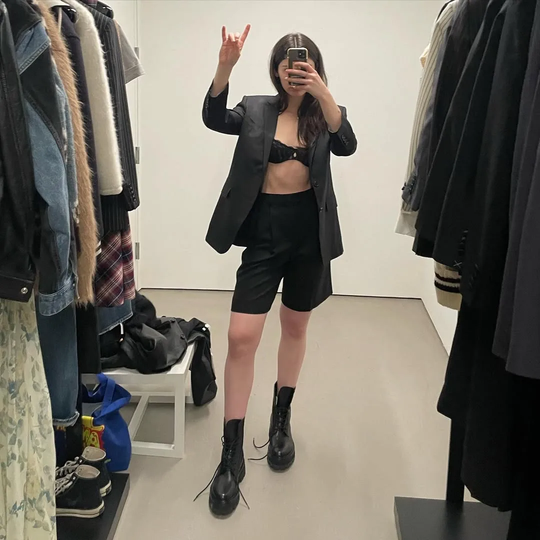 Gracie Abrams phối blazer