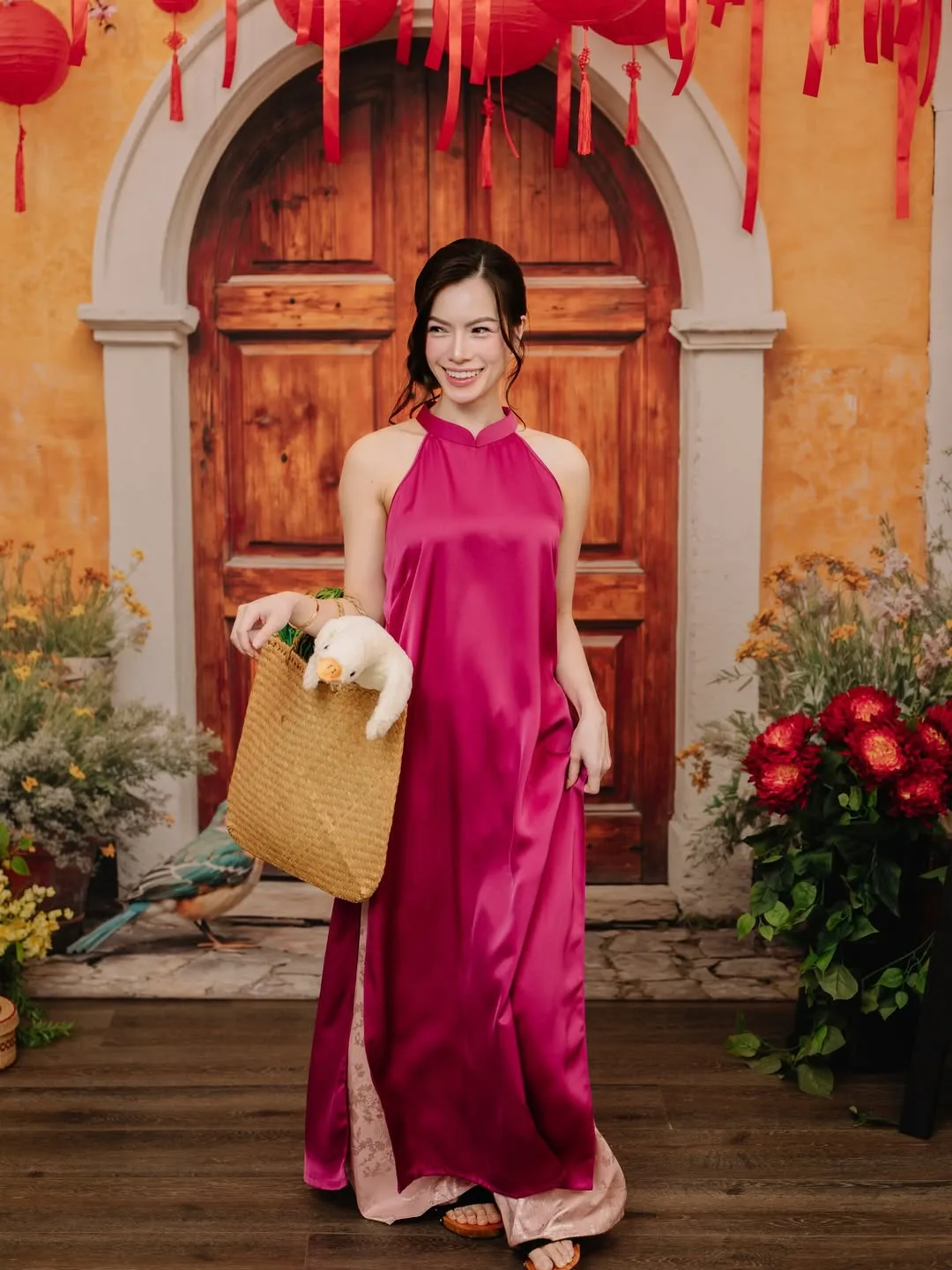 Không cần những đường cắt ôm sát, chính sự rộng rãi đầy ý nhị của đầm yếm lại tôn vinh nét nữ tính một cách tinh tế.