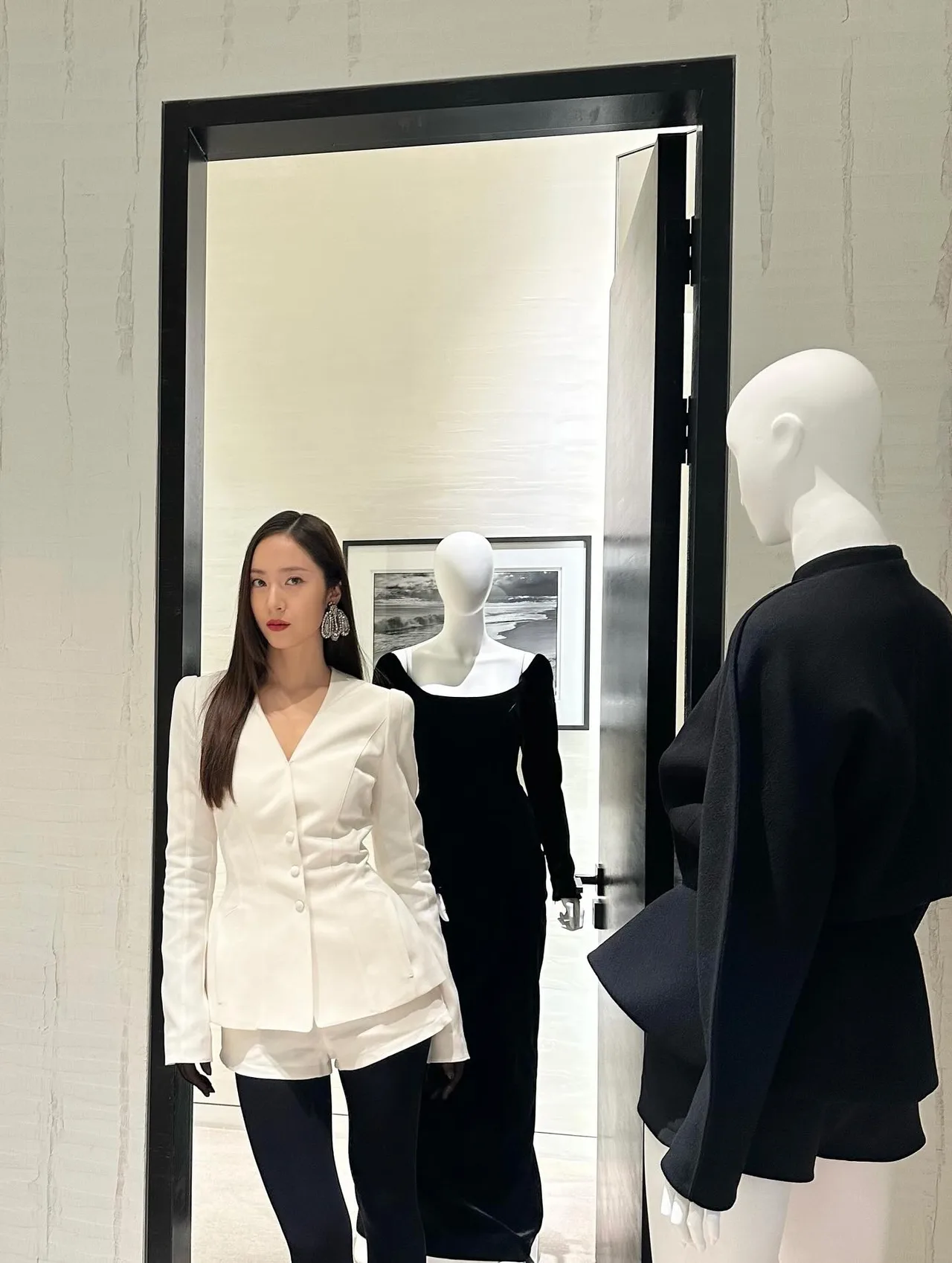 vest trắng phối quần tất đen
