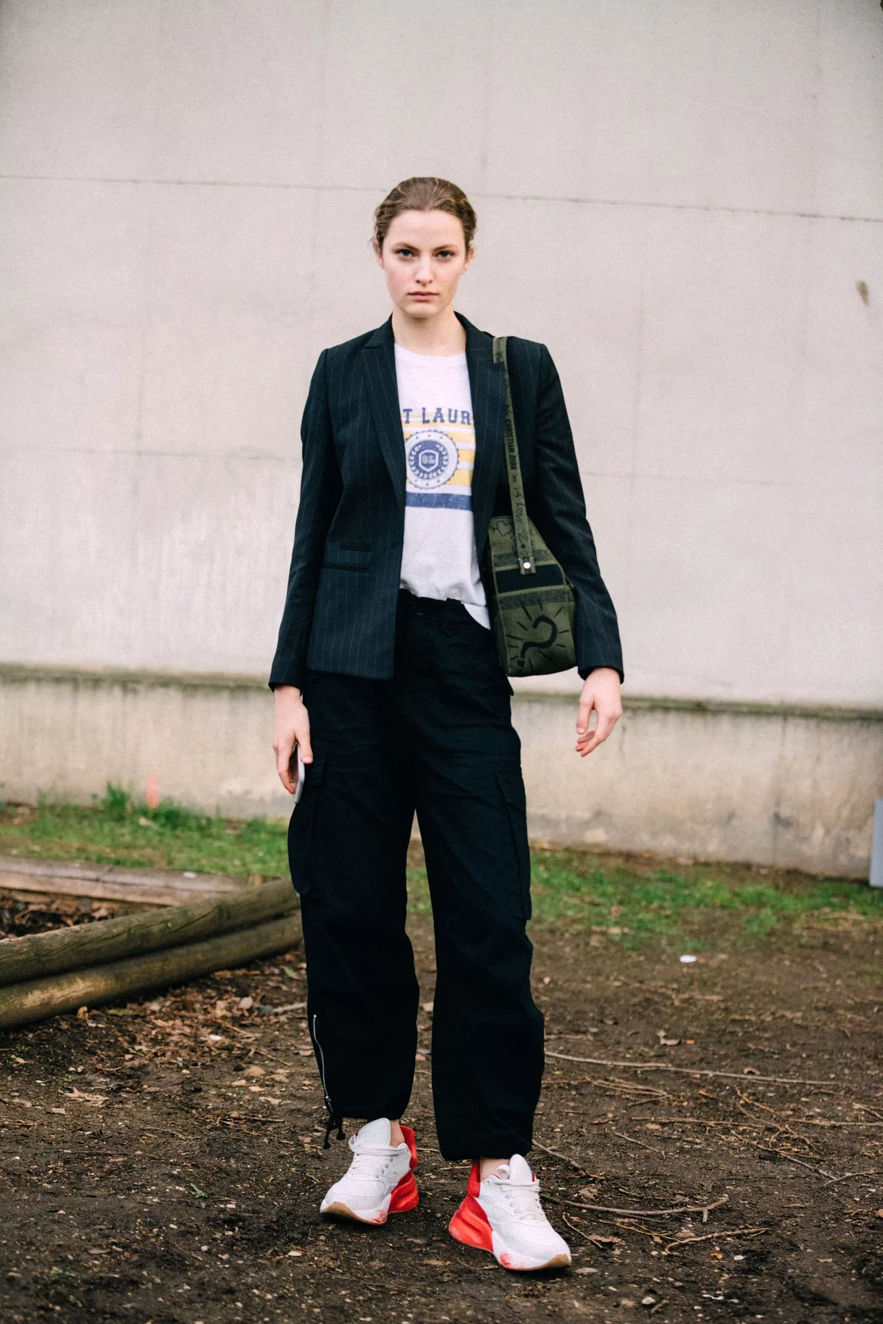 phong cách thời trang tomboy cùng quần cargo phối với áo thun và blazer