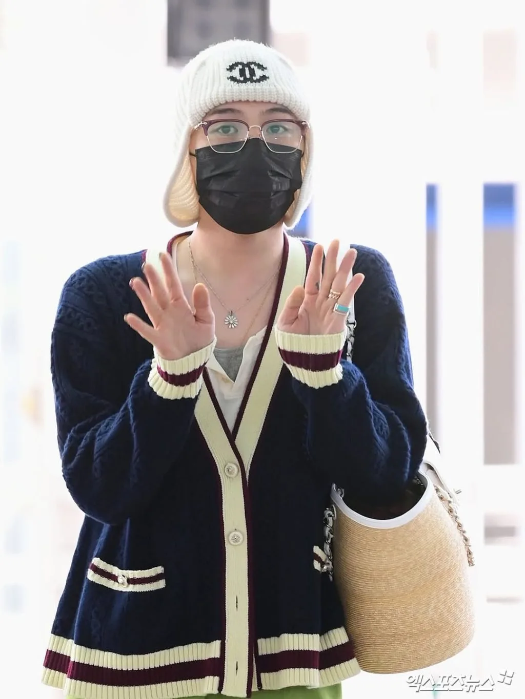Tín đồ thời trang Hàn Quốc khoe street style với mũ len che tai và áo cardigan dáng ngắn