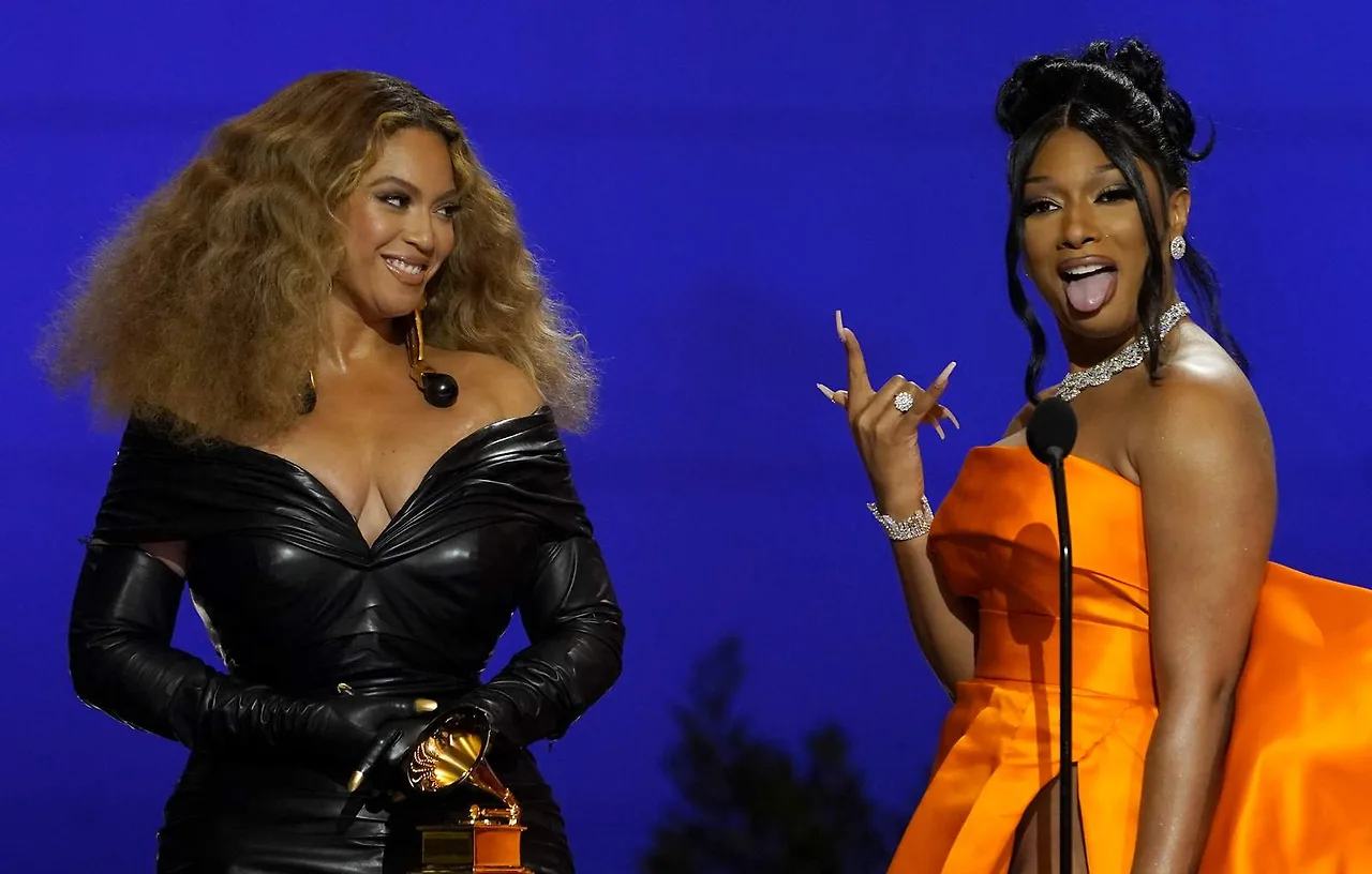 megan và beyonce tại Grammy 2021