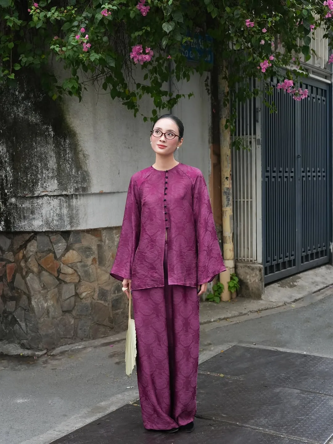 Áo bà ba cho nàng vẻ ngoài cổ điển và sang trọng, đồng thời cũng giúp nàng thoải mái du xuân.