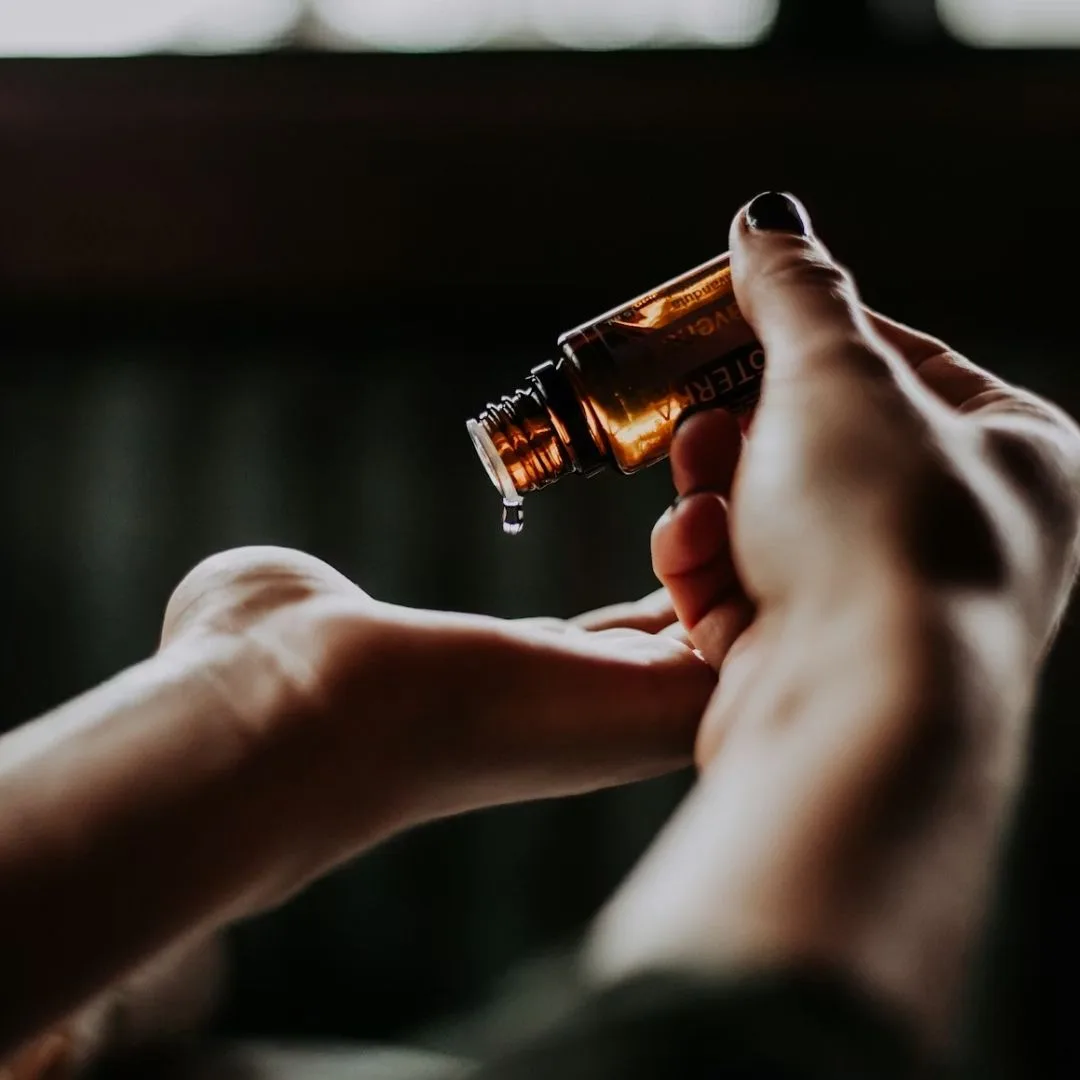 cô gái lấy dầu ủ tóc giảm khô xơ