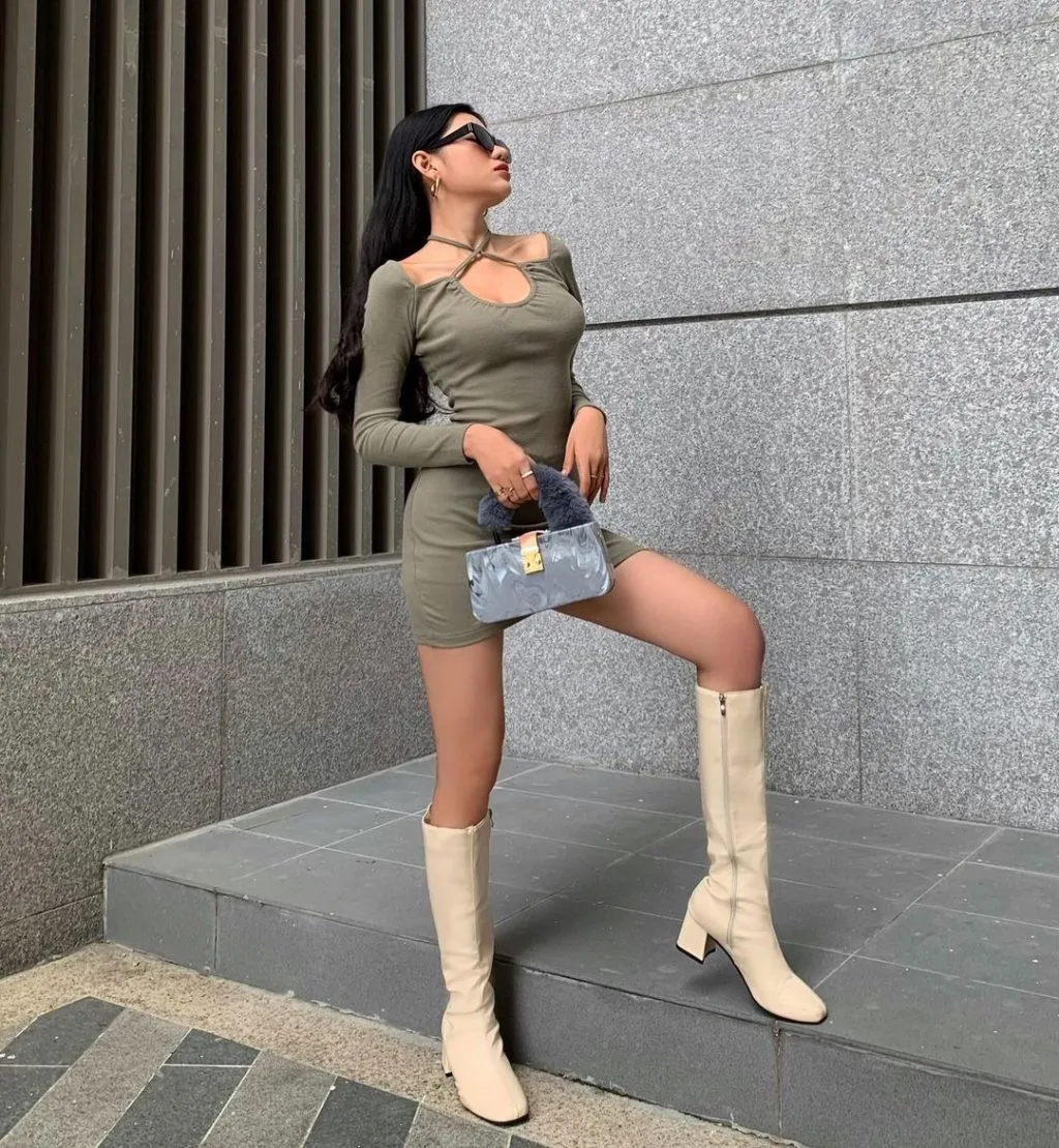 Ăn vận đầm body trung tính cùng boots cổ cao