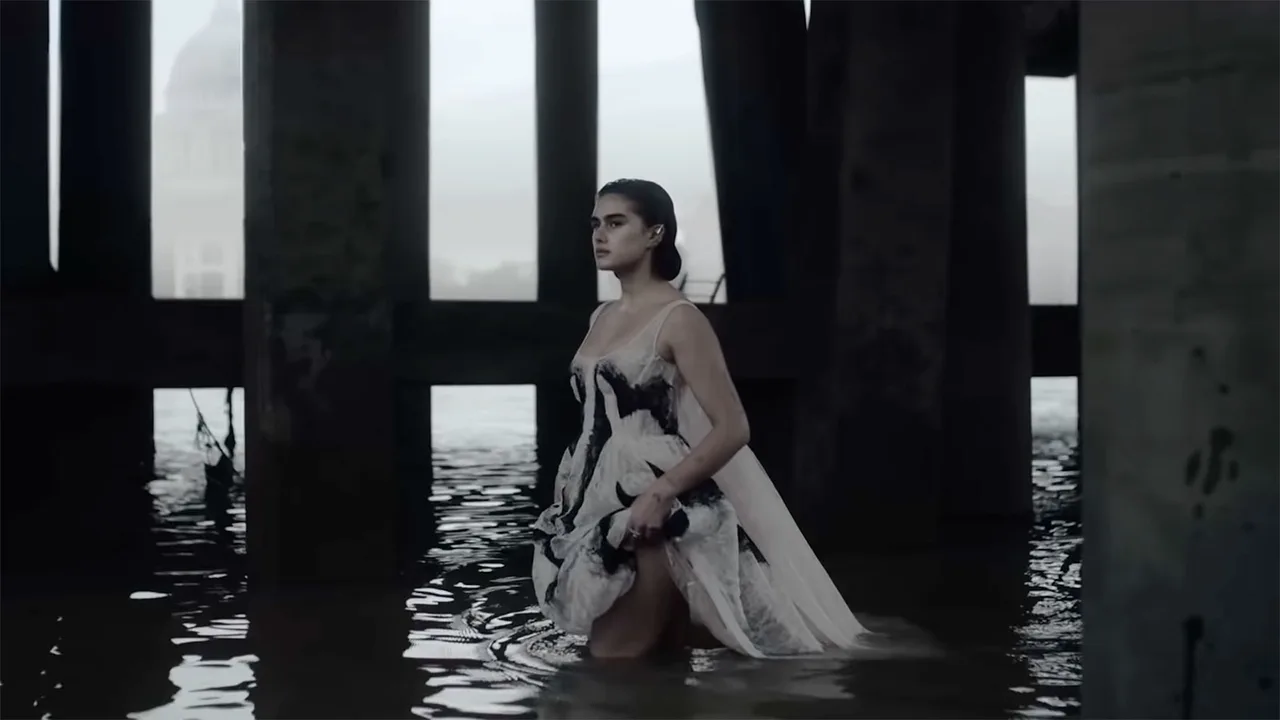 thời trang điện ảnh Alexander McQueen 2021