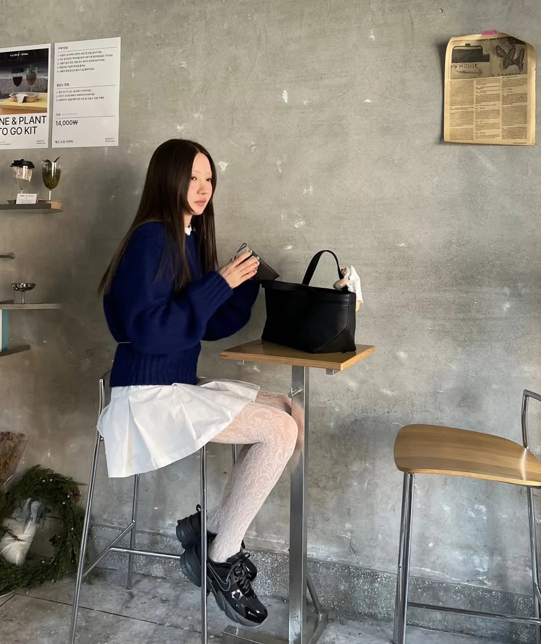 Áo sweater dệt kim cùng chân váy midi tôn chân.