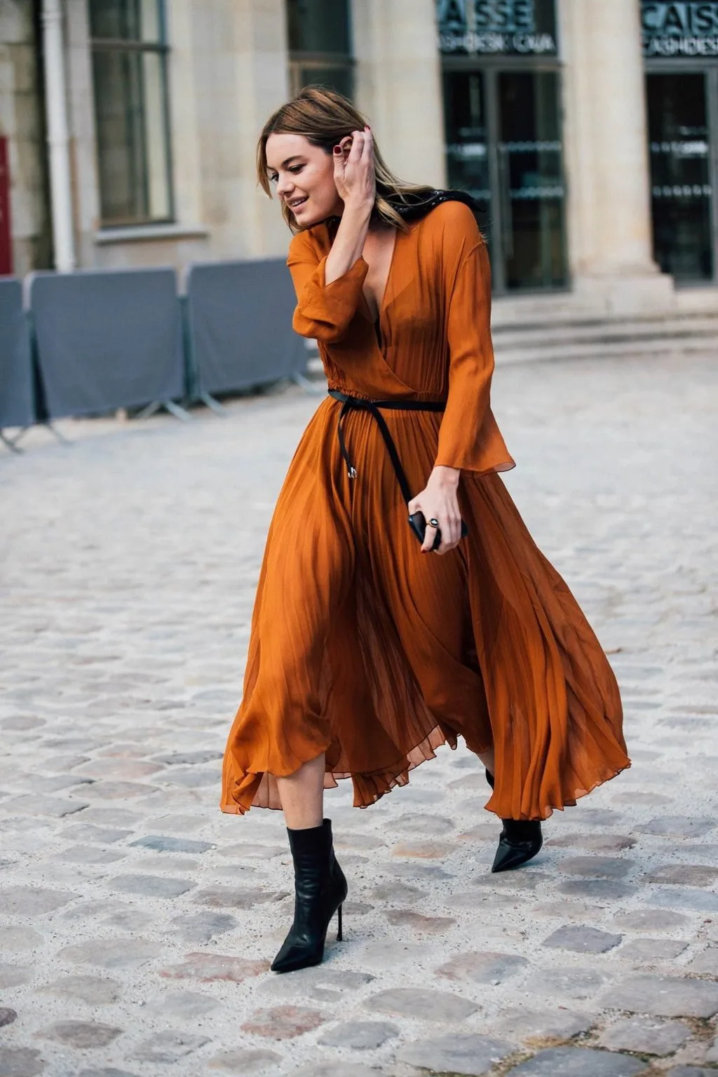 đầm màu cam và boots đen