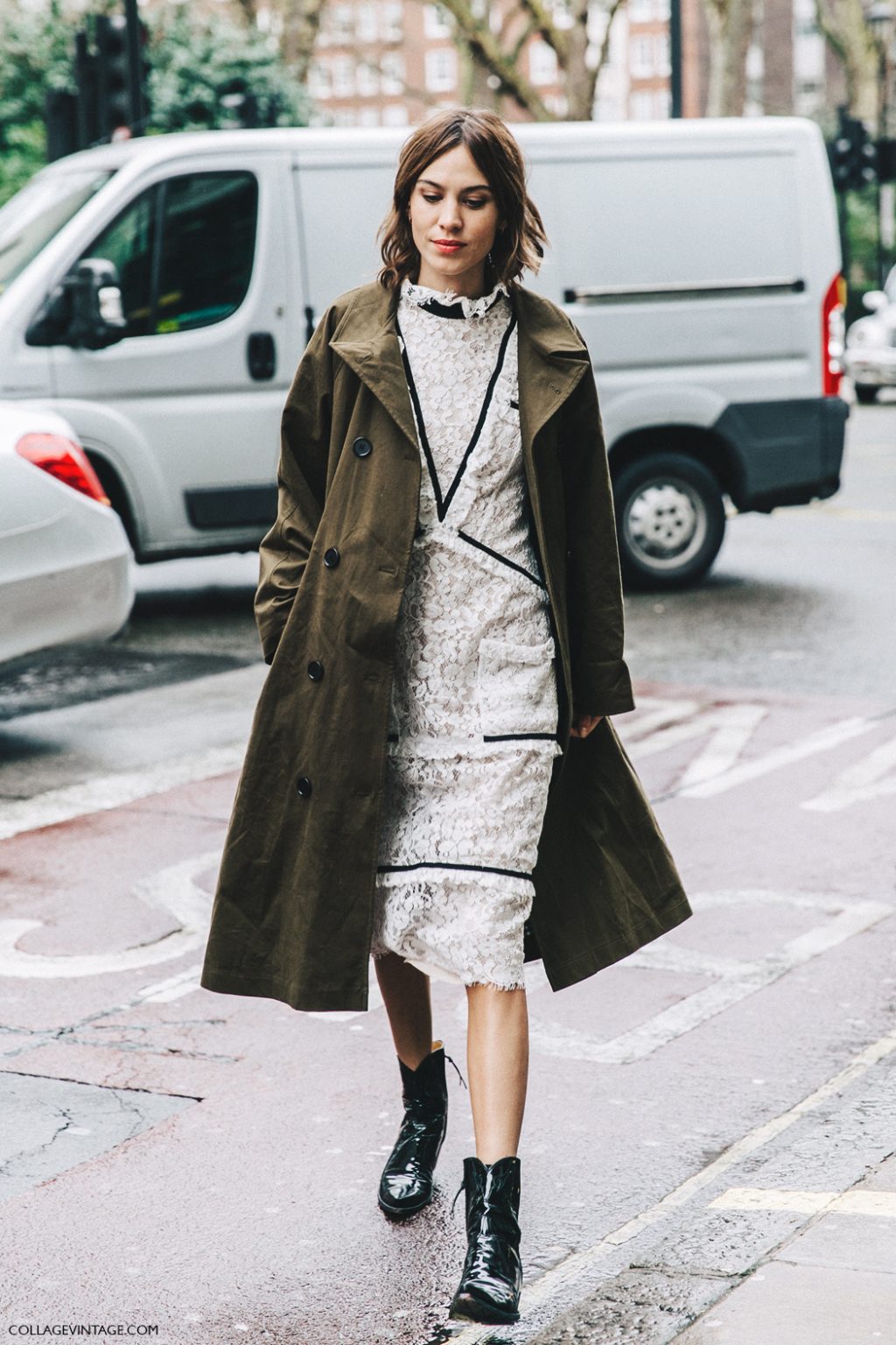bốt đi mưa alexa chung