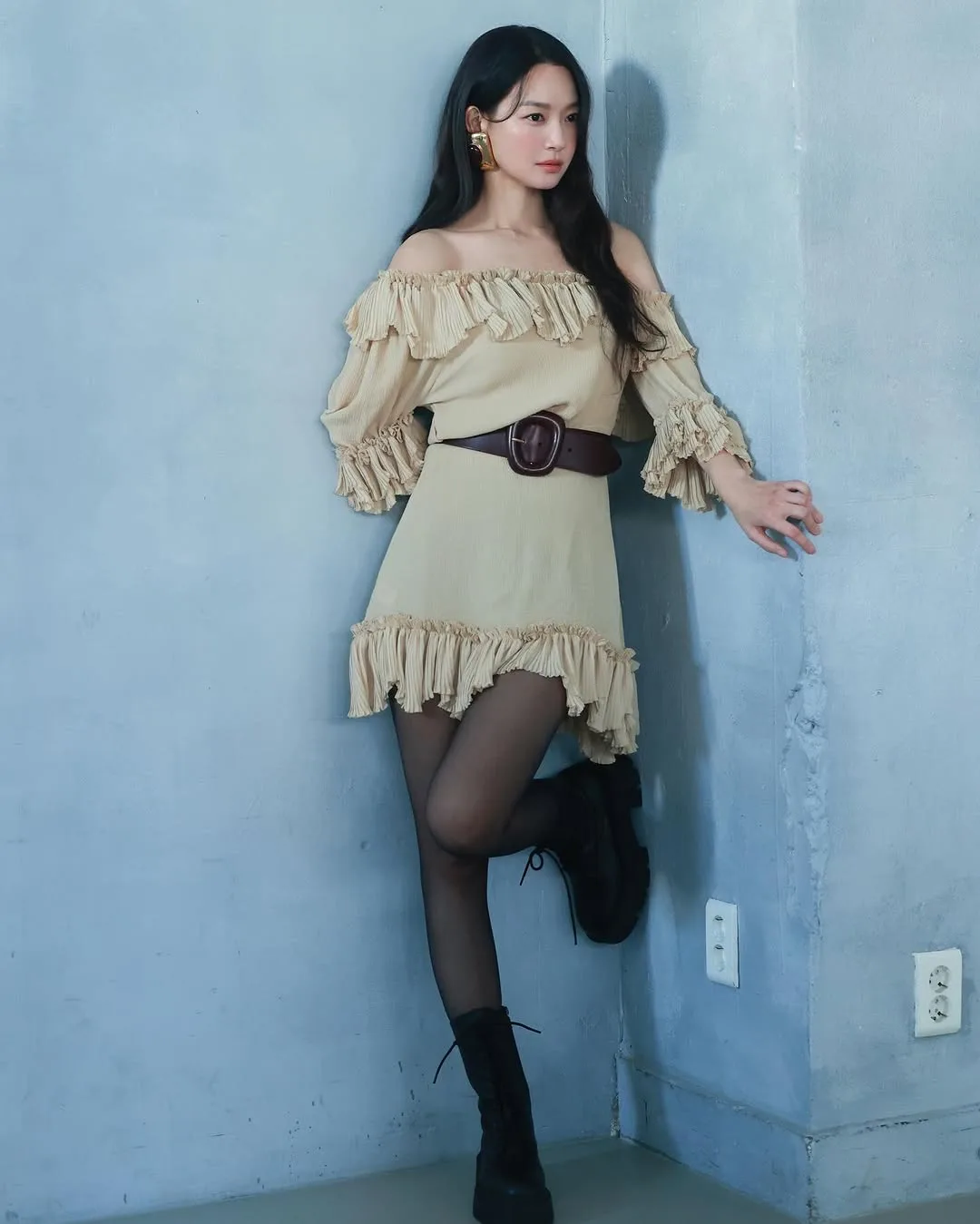 đầm trễ vai shin min ah trong karma