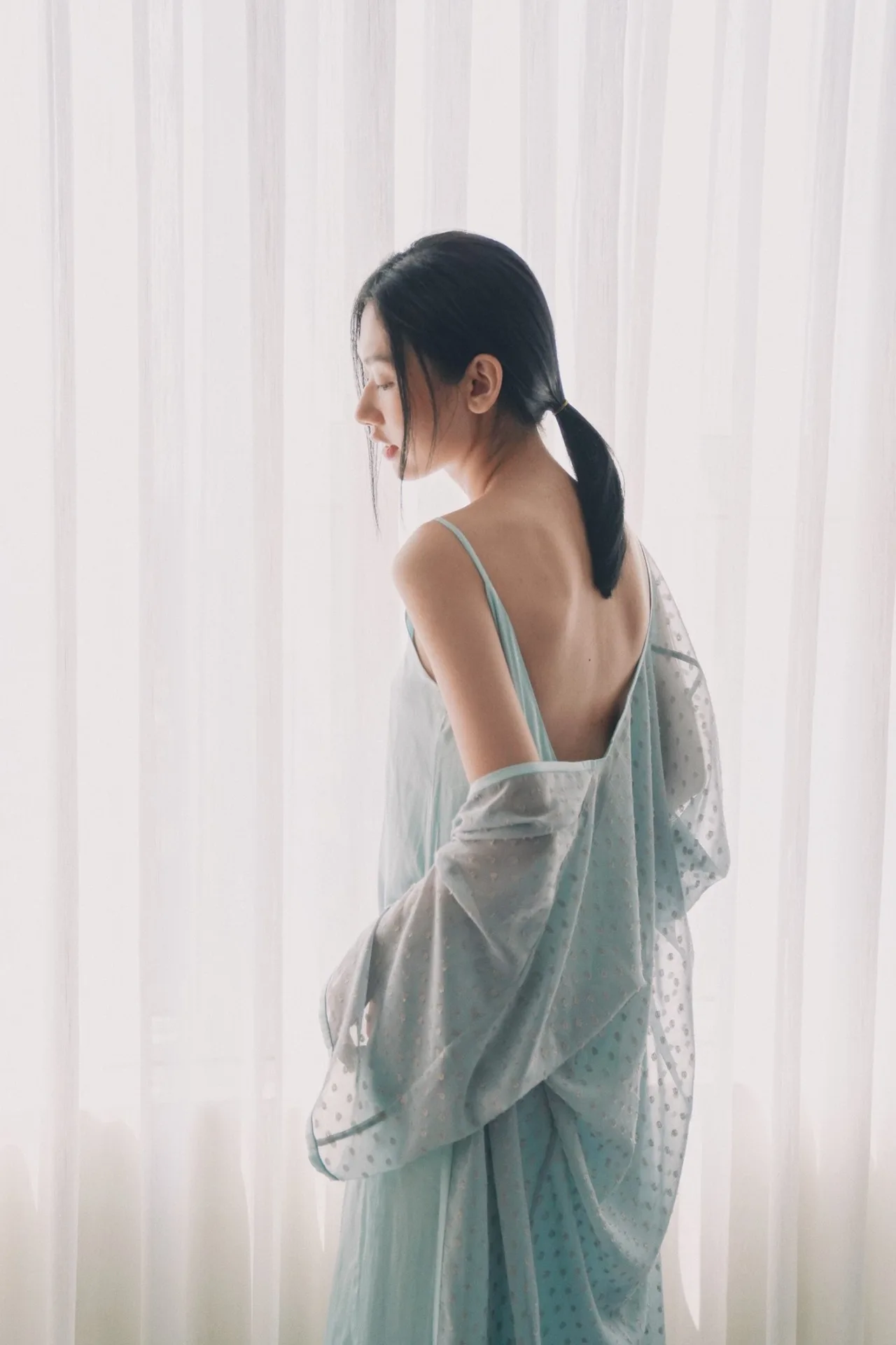 cách mặc đầm hở lưng tinh tế xéo xọ
