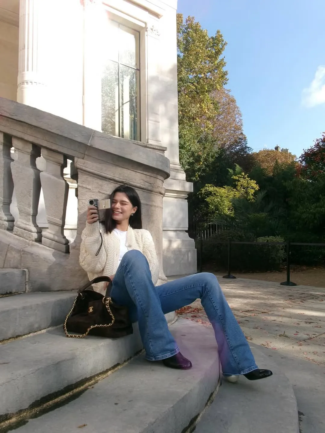 Nữ diễn viên Thái Lan Becky đã chọn một chiếc túi Hobo da lộn