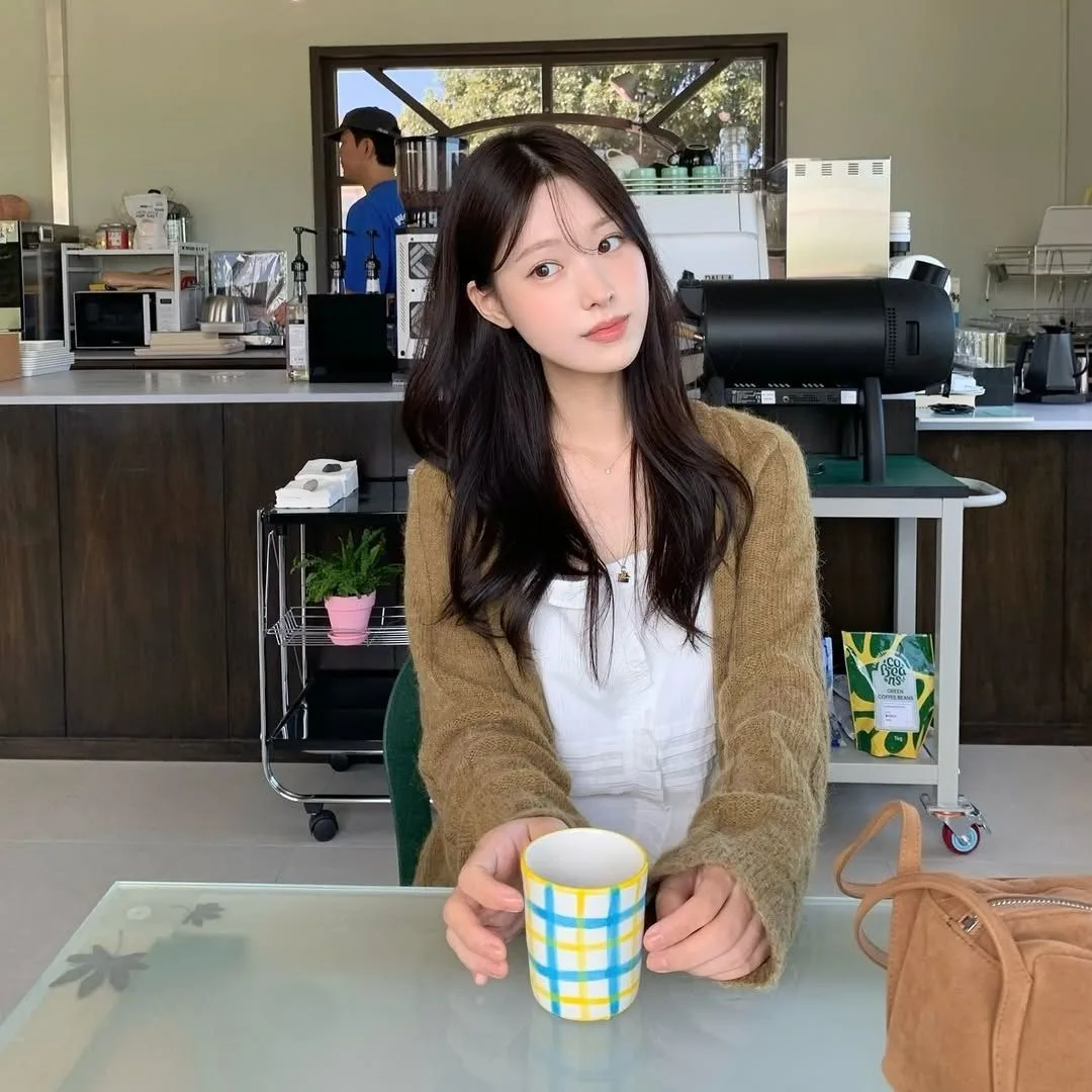 cô gái đang ngồi uống trà