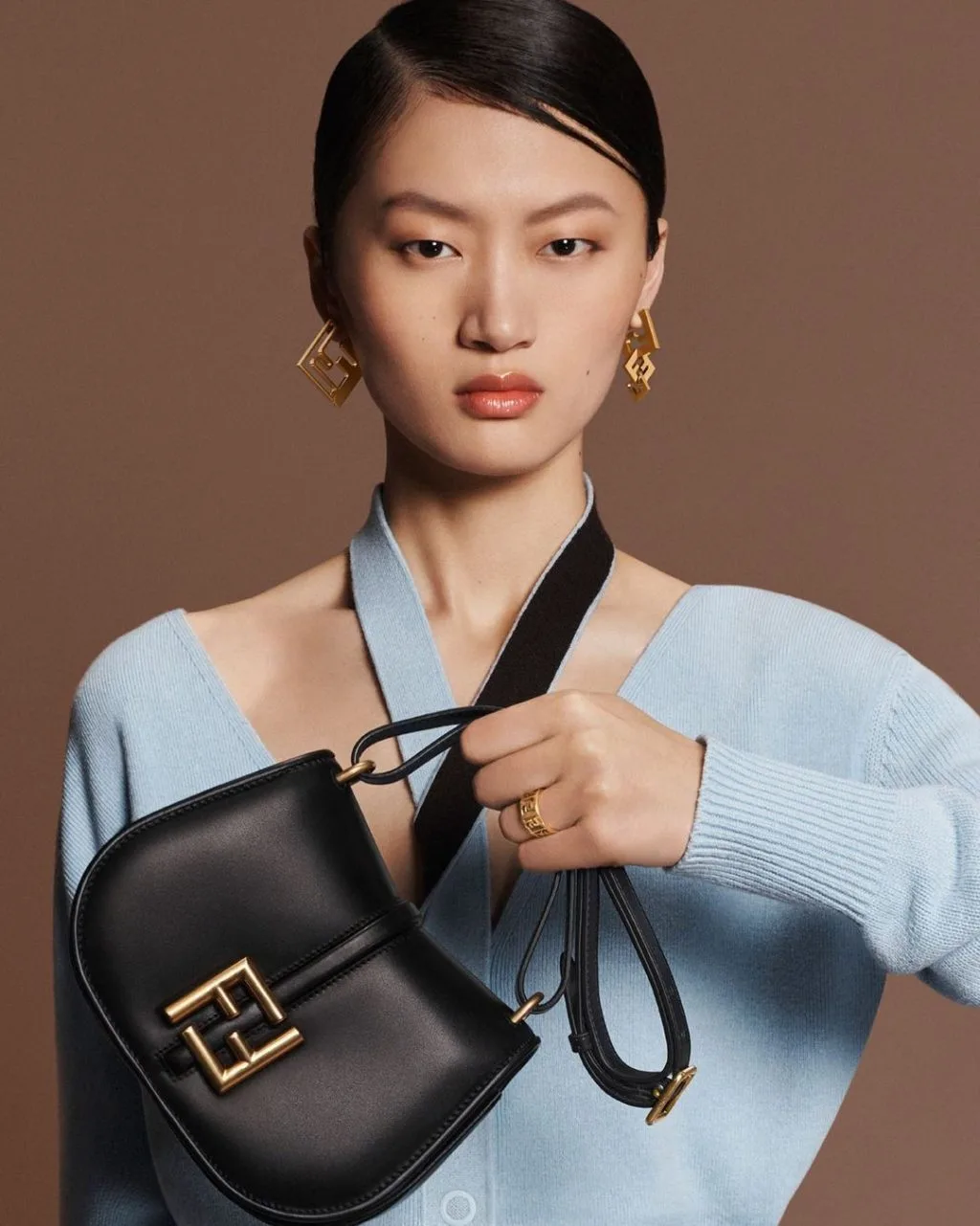 Kiểu tóc ngôi lệch được thương hiệu Fendi lăng xê. Kiểu tóc ngôi lệch được thương hiệu Fendi lăng xê.
