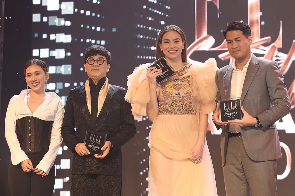 Chị Đồng Thuỷ Tiên - Giám đốc kinh doanh Tạp chí Phái đẹp ELLE trao giải cho 3 gương mặt có phong cách thời trang ấn tượng nhất tại thảm đỏ lễ trao giải ELLE Style Awards 2017.