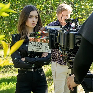 Lily Collins ở hậu trường phim Windfall