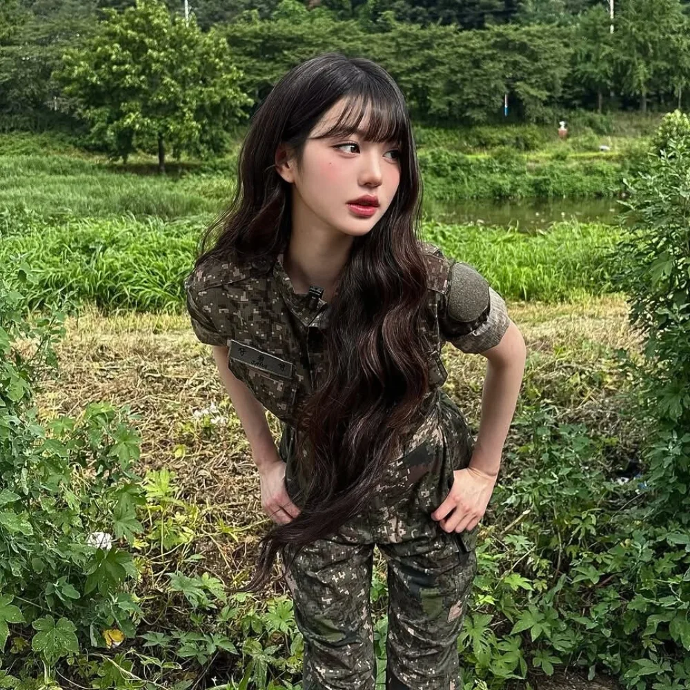 Jang Won Young mang quân phục