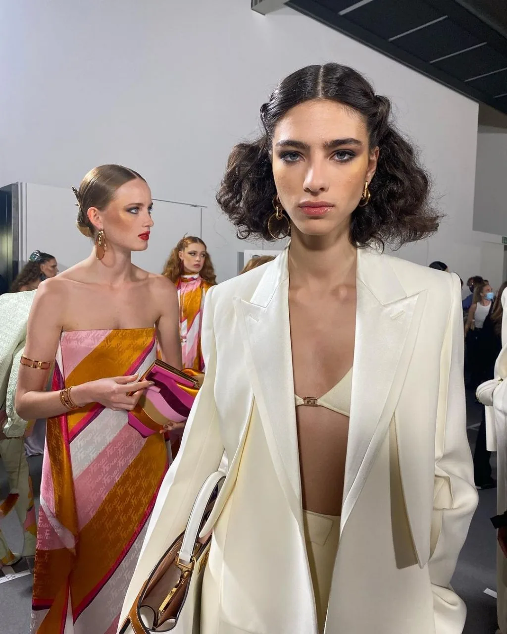 Cách trang điểm môi kết hợp giữa son bóng và chút sắc đỏ đến từ nhà mốt Fendi. Cách trang điểm môi kết hợp giữa son bóng và chút sắc đỏ đến từ nhà mốt Fendi.