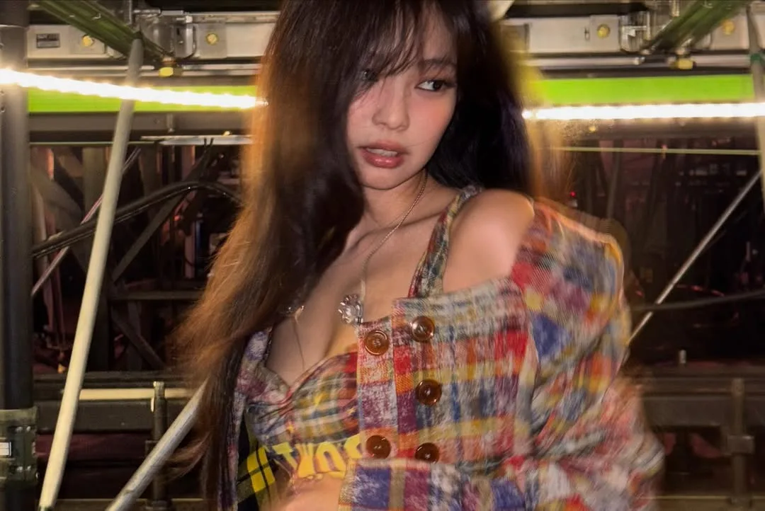Jennie má hồng say rượu trong hậu trường concert London