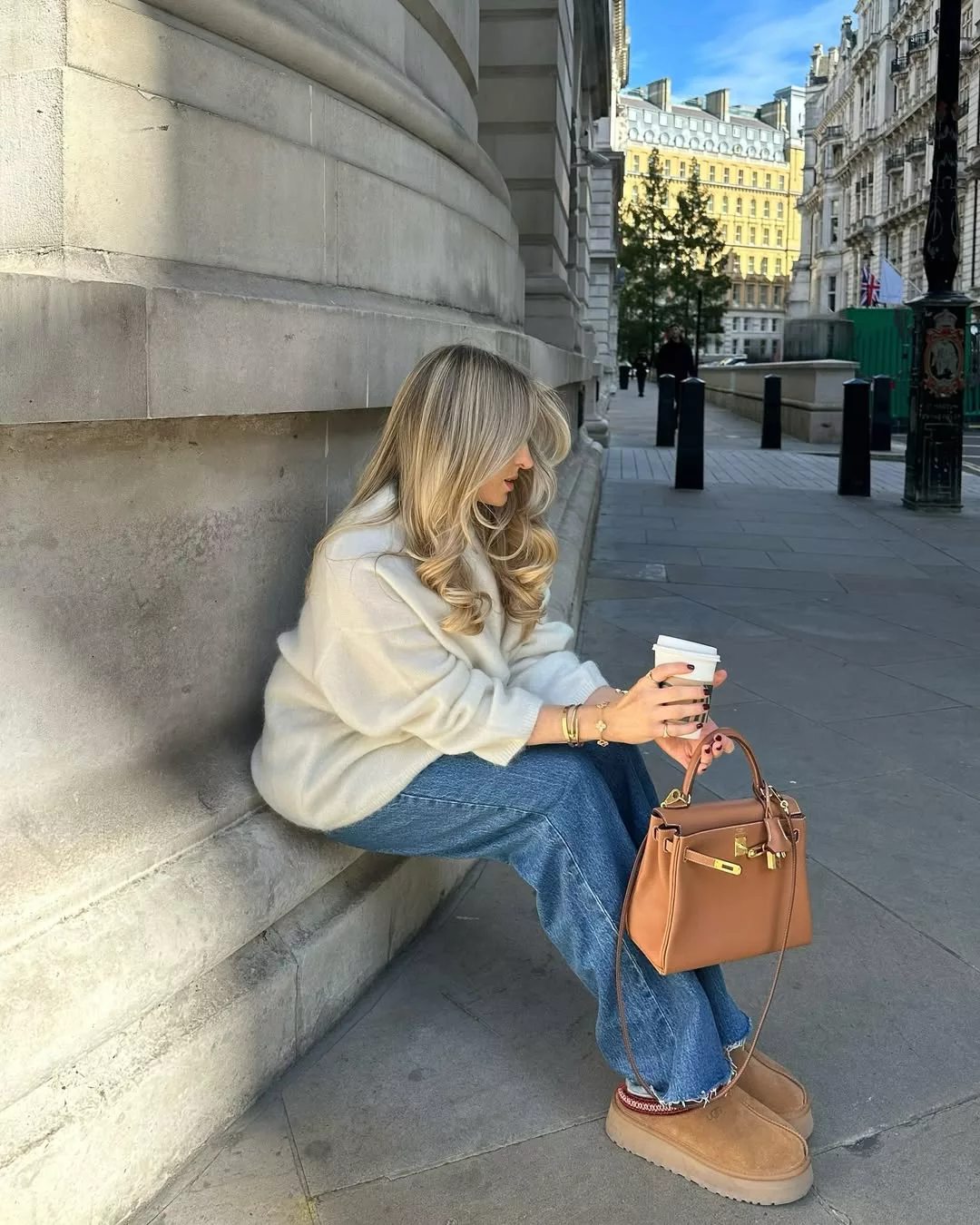 áo len và quần jeans