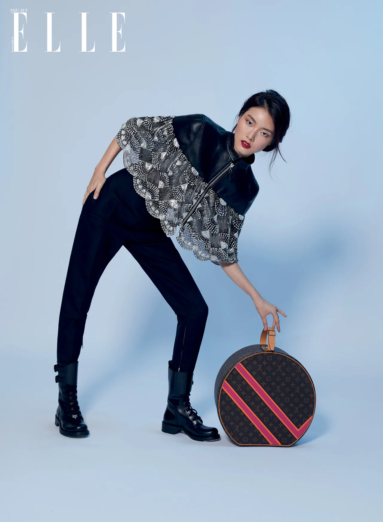 Louis Vuitton người mẫu tạo dáng cùng mẫu túi mới Louis Vuitton người mẫu tạo dáng cùng mẫu túi mới