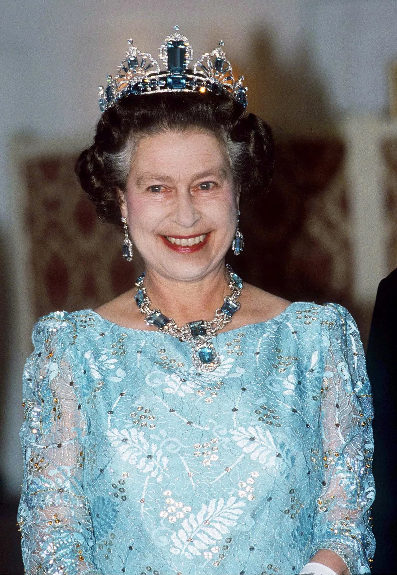 elizabeth II diện trang sức đá quý