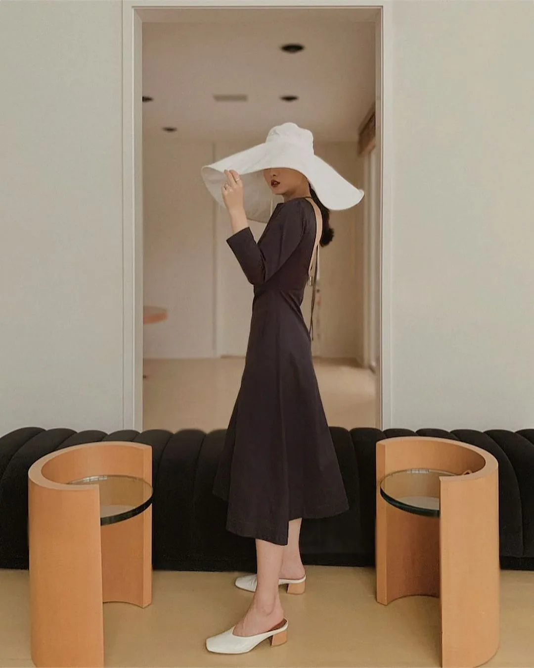 váy đen đi du lịch dress code