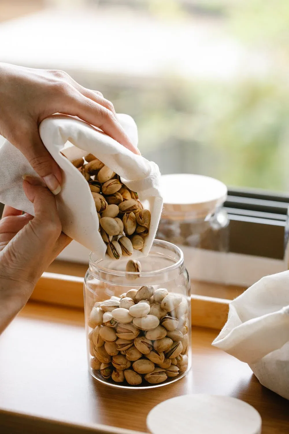 Hạt dẻ cười chứa nhiều vitamin và chất béo. Hạt dẻ cười chứa nhiều vitamin và chất béo.