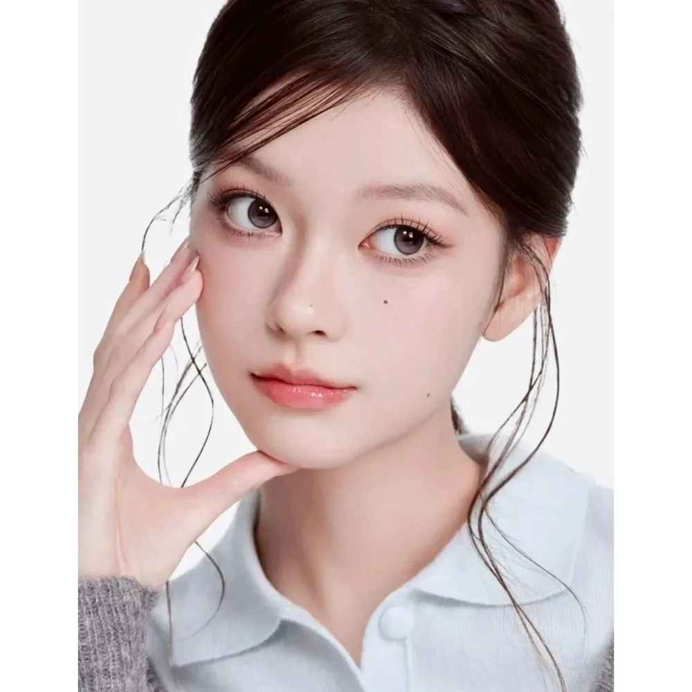 cô gái đặt tay lên gò má và cằm