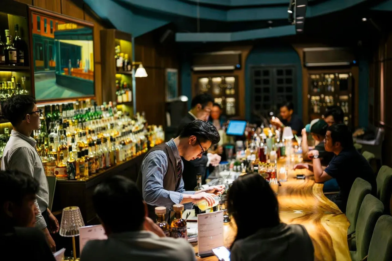 bartender tại quầy phục vụ khách ở Angels’ Share