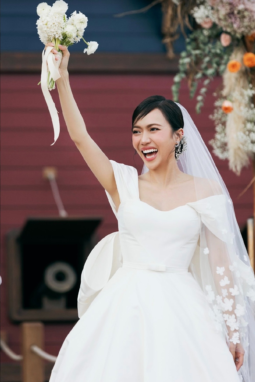 Cô dâu Diệu Nhi rạng rỡ trong kiểu tóc búi thấp Cô dâu Diệu Nhi rạng rỡ trong kiểu tóc búi thấp