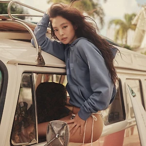 Jennie trong bộ ảnh hợp tác cùng Frankies Bikinis