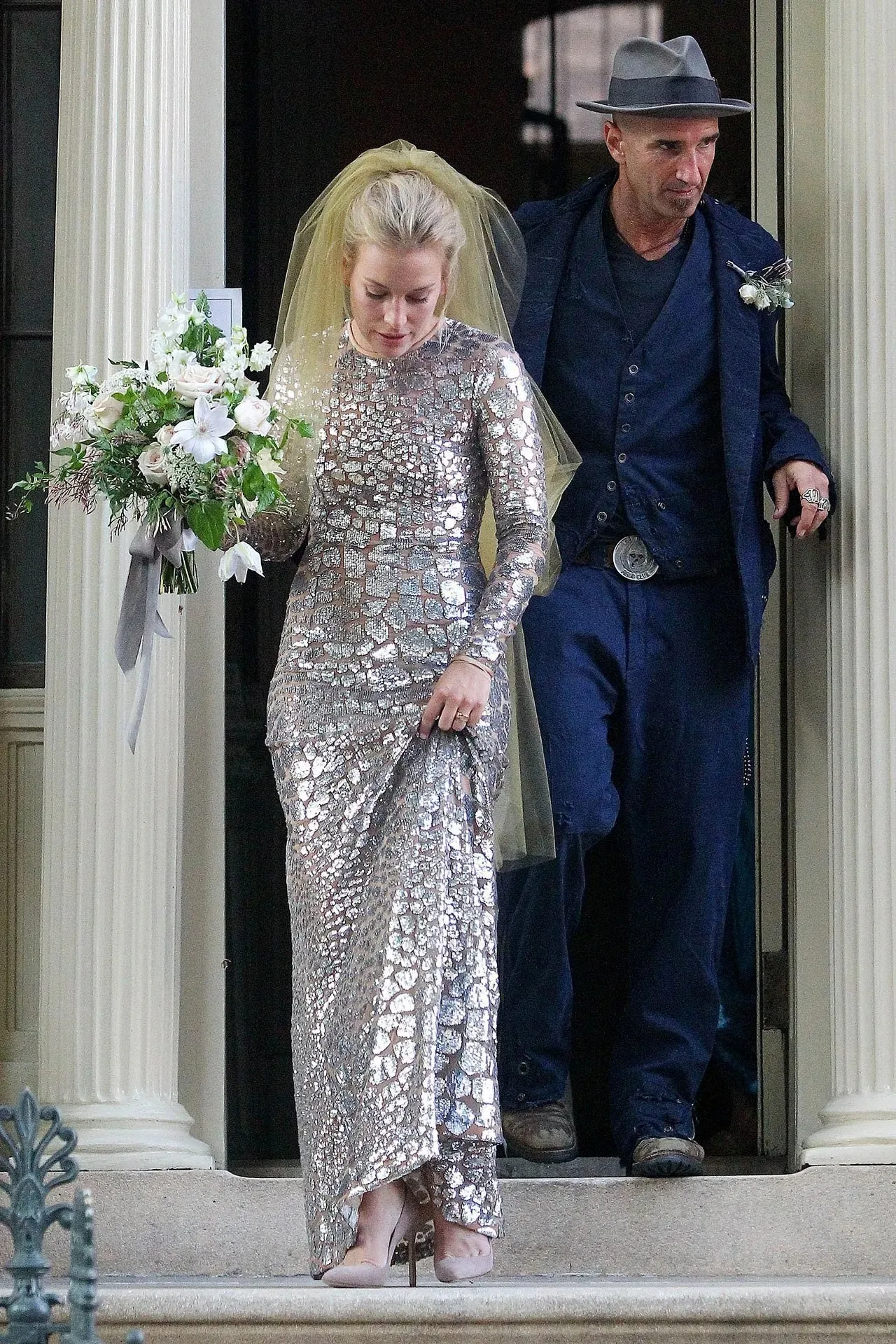 váy metallic của Piper Perabo