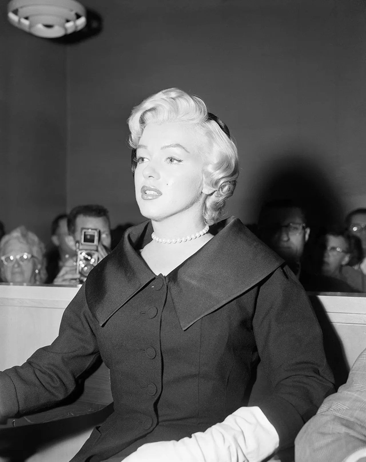 marilyn monroe đeo vòng ngọc trai