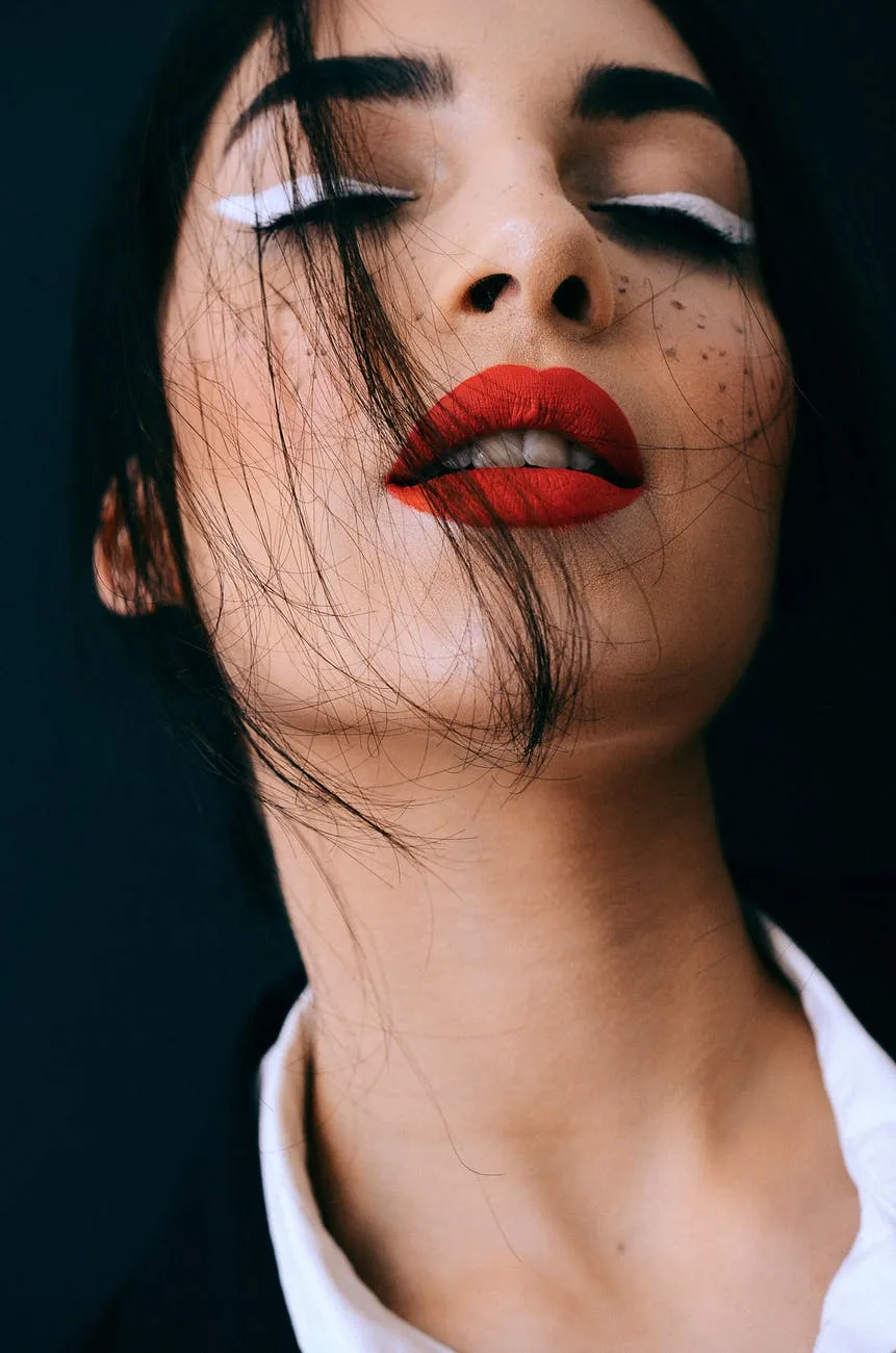 Trị thâm mụn-Cô gái son môi đỏ. Trị thâm mụn-Cô gái son môi đỏ.