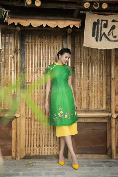 chọn quần áo dài cùng tông màu với họa tiết trên áo dài