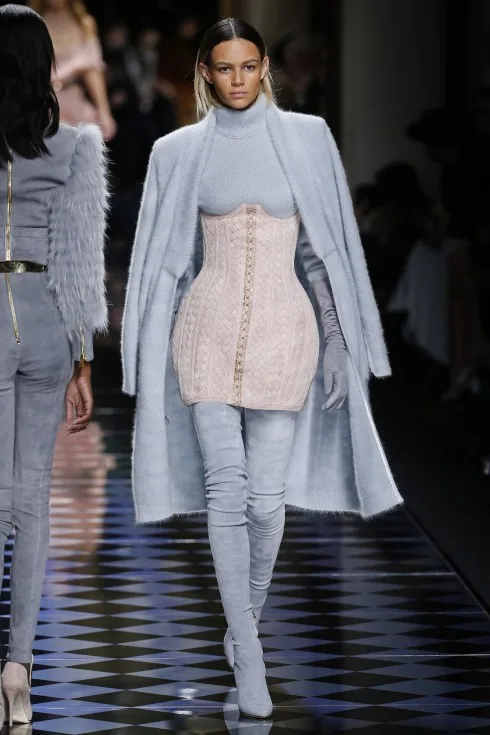 Corset biến hoá trong thiết kế của Balmain.