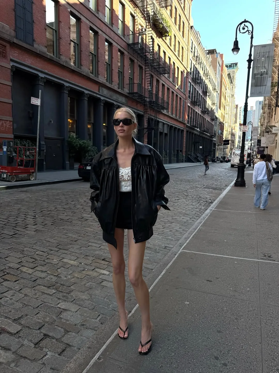 Elsa Hosk diện áo khoác da