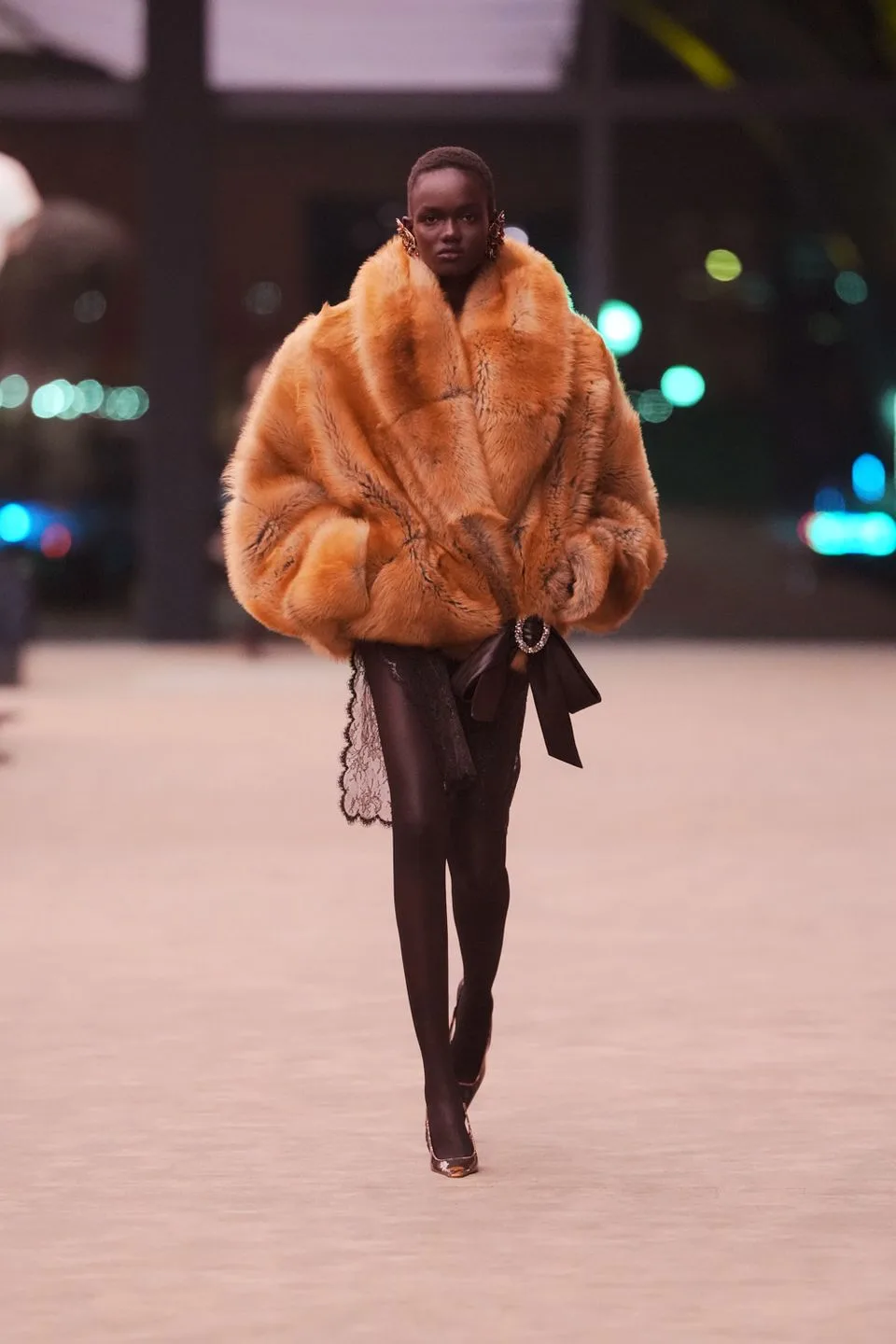 BST Saint Laurent Thu-Đông 2026.